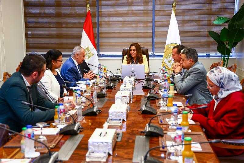 وزيرة التنمية المحلية تتابع إعداد الخطة الاستراتيجية واستراتيجية تغير المناخ الخاصة بالوزارة