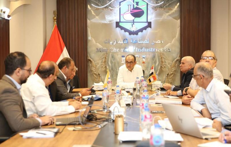 وزير قطاع الأعمال العام يتابع الموقف التنفيذي لمشروعات شركتي النصر والدلتا للأسمدة