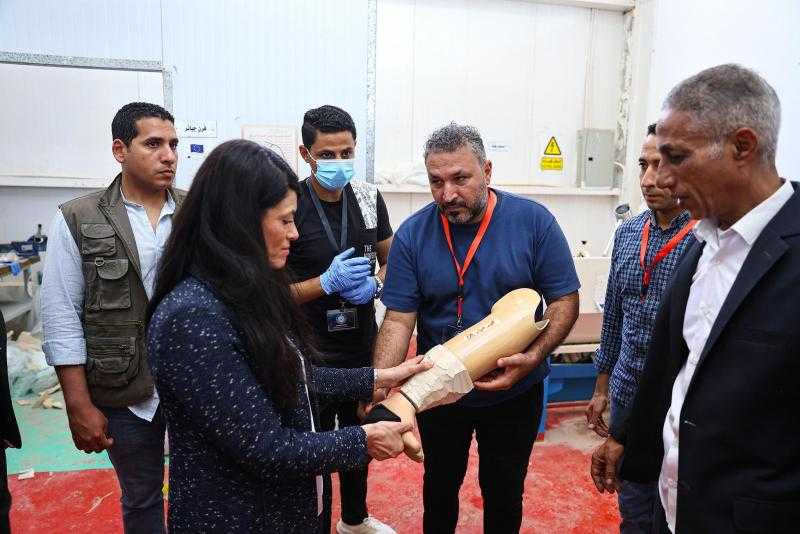 وزيرة التخطيط تتفقد مركز الأطراف الصناعية بمطروح وتشهد تسليم وصيانة 100 طرف لمصابي ومتضرري الألغام