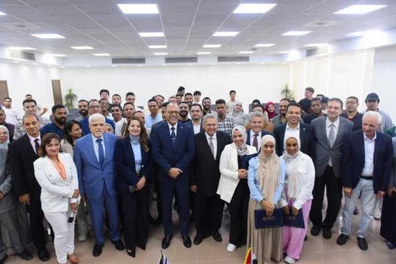 وزير العمل يُسلم شهادات إجتياز دورة تدريبية على مهنة ”المَسّاح العام” لطلبة قسم الجغرافيا
