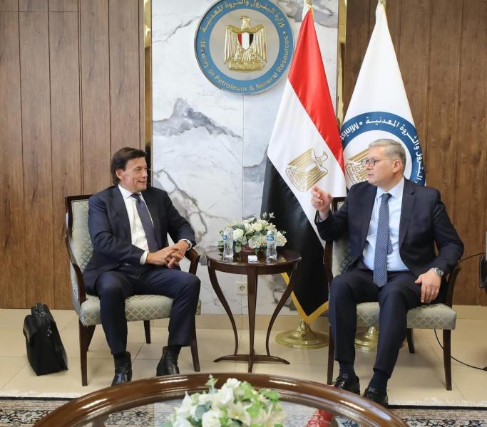 وزير البترول يعقد اجتماعًا موسعًا مع الرئيس التنفيذي لشركة ”دانا غاز”