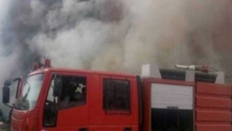 إخماد حريق في مخلفات بمدخل عقار بالعمرانية