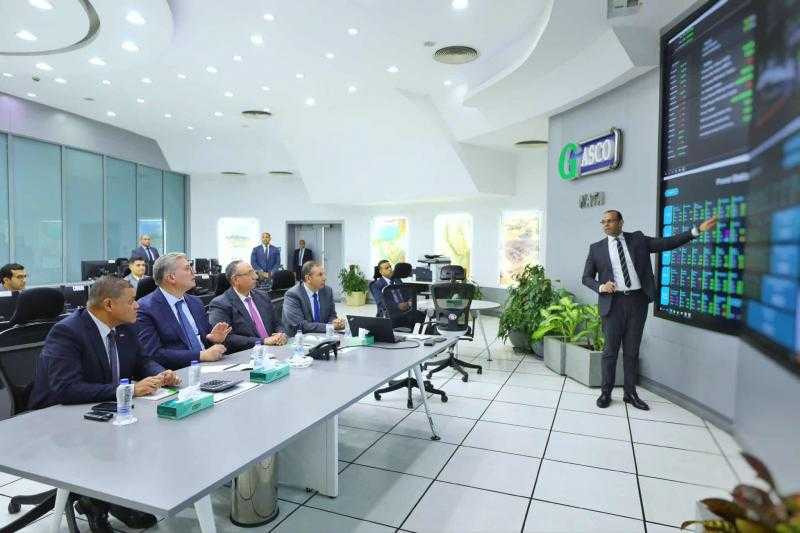 وزير البترول يتابع من مركز التحكم ضخ الغاز لمحطات الكهرباء والصناعة لضمان انتظام الإمدادات