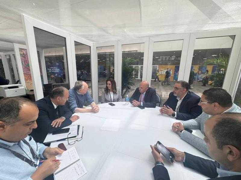 وزيرة التنمية المحلية تبحث مع رئيس ومؤسس شركة إزري العالمية مجالات التعاون المشترك