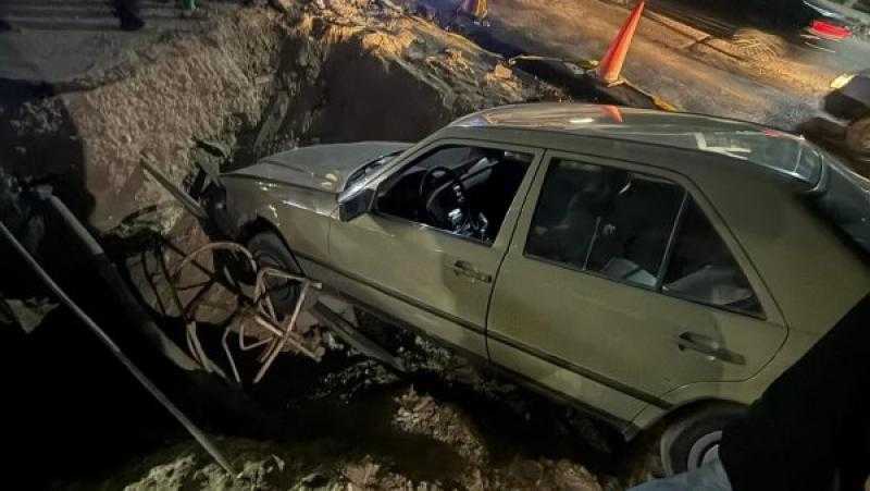 سقوط سيارة فى حفرة عميقة ونجاة سائقها بالمعادي.. صور