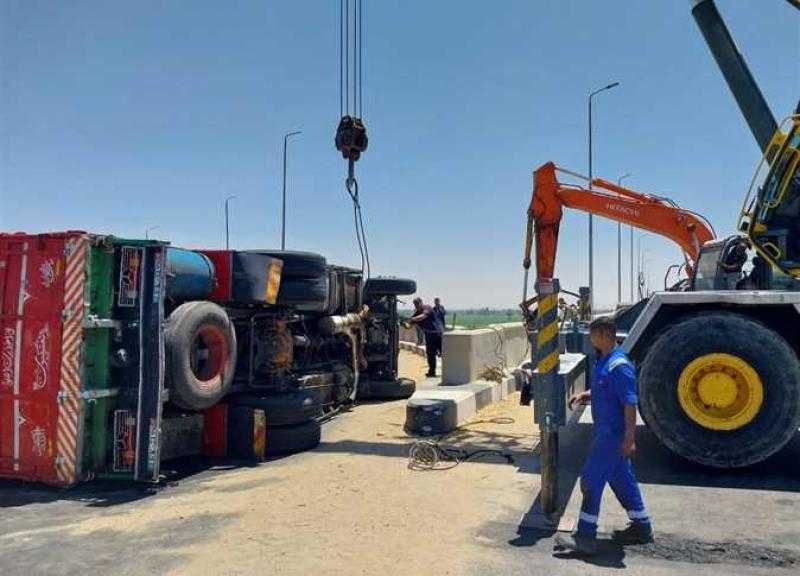 انقلاب سيارة نقل ثقيل بمحور الشهيد باسم فكري بقنا.. دون إصابات