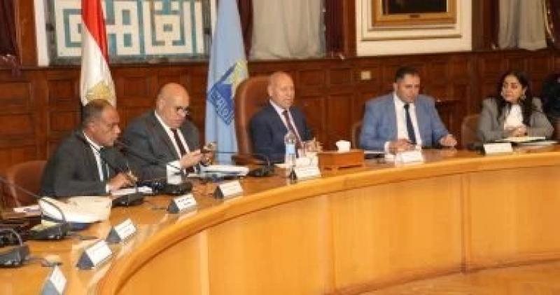محافظ القاهرة يناقش الاستعدادات لانتخابات مجلس الشيوخ