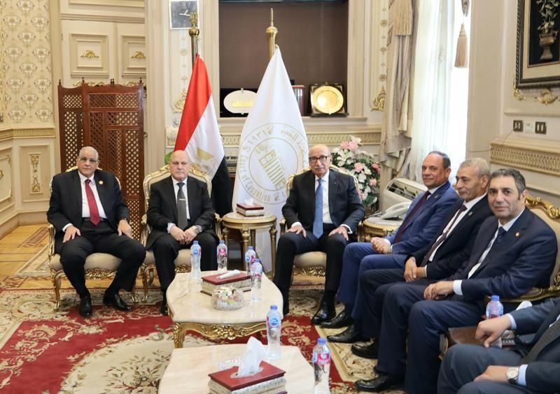 رئيس النيابة الإدارية يزور رئيس محكمة النقض لتهنئته على توليه مهام منصبه الجديد