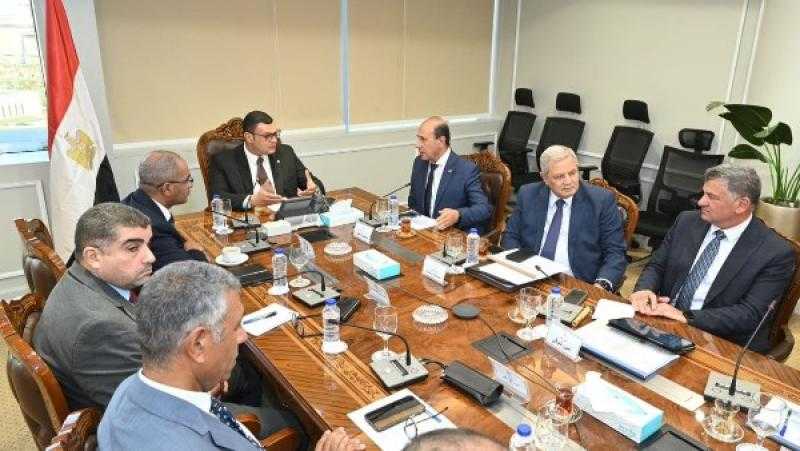 وزير الإسكان يعقد اجتماعا لمتابعة موقف المشروعات الجاري تنفيذها ضمن المبادرة الرئاسية ”حياة كريمة”