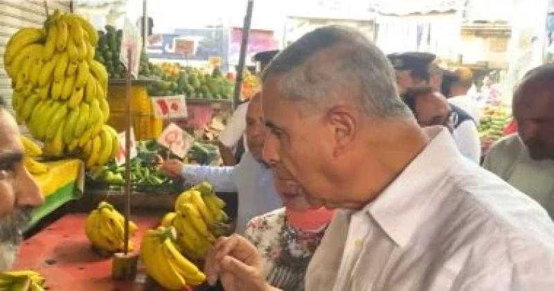 محافظ الإسكندرية لبائع موز: ”عمره ما كان بـ50 جنيه.. اتقى الله”