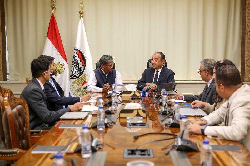 وزير قطاع الأعمال يبحث مع السفير الهندي بالقاهرة فرص تعزيز التعاون الصناعي والاستثماري