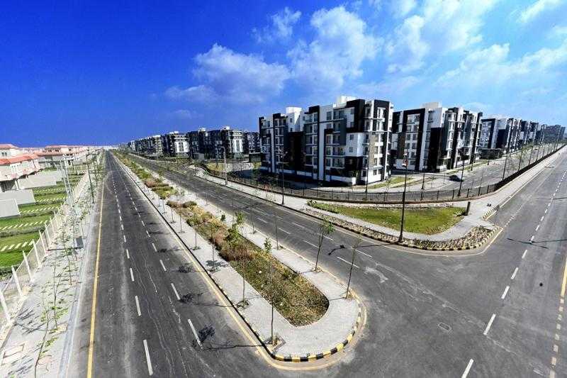”الإسكان”: تخصيص حمامات سباحة وكافيتريات وبيع محال بمدينتي المنصورة الجديدة والعاشر