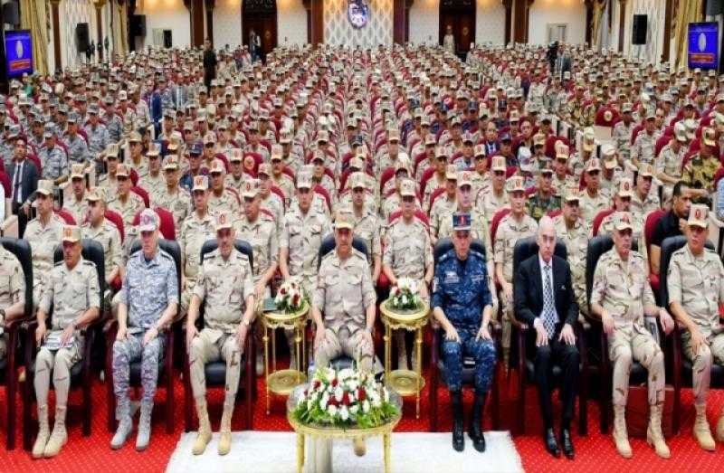 وزير الدفاع يلتقي عددًا من قادة وضباط القوات المسلحة بقيادة المنطقة المركزية العسكرية
