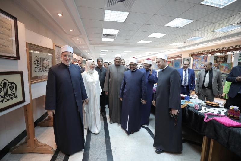 قيادات الأزهر يفتتحون المعرض الفني الرابع لمسابقة الوافدين ”مواهب وقدرات”