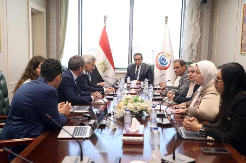 وزير الصحة يبحث مع شركتين سويسرية وفرنسية تصنيع تركيبات غذائية علاجية في مصر
