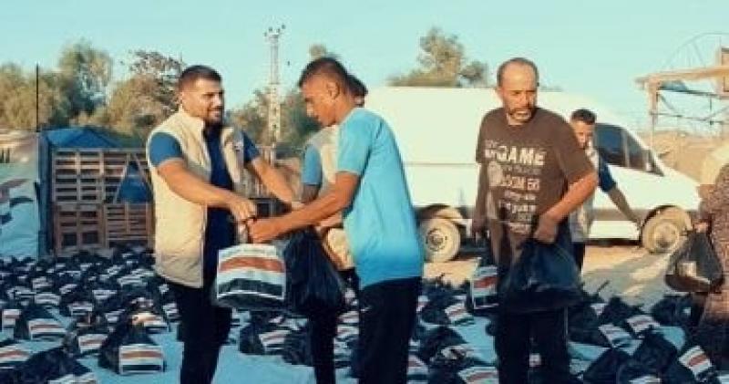 اللجنة المصرية توزع طرودا غذائية على الأسر النازحة في غزة