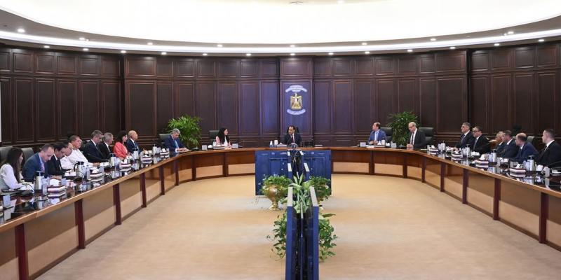 رئيس الوزراء يجيب عن أسئلة صحفية خلال المؤتمر الصحفي الأسبوعي