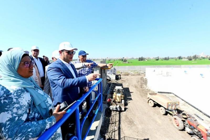 وزير الإسكان ومحافظ الدقهلية يختتمان جولتهما بتفقد محطة مياه شرب ”ميت خميس”