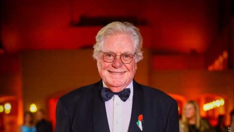 غياب النجم حسين فهمي عن العرض الخاص لفيلم ”قصر الباشا” يلفت الأنظار