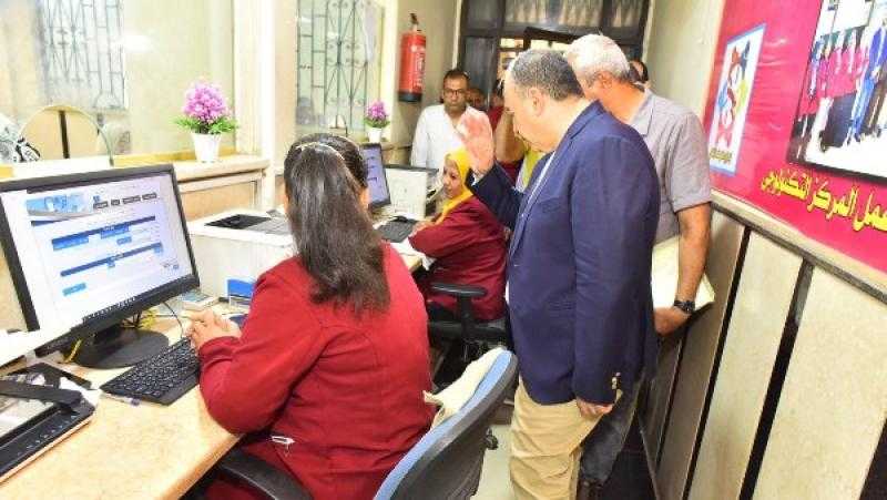 محذرا من تعطيل مصالح المواطنين.. محافظ أسيوط يتفقد المركز التكنولوجي بأبوتيج