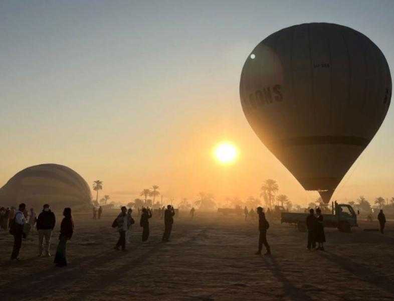 على متن 40 رحلة بالون طائر.. 800 سائح يحلقون في سماء البر الغربي بالأقصر