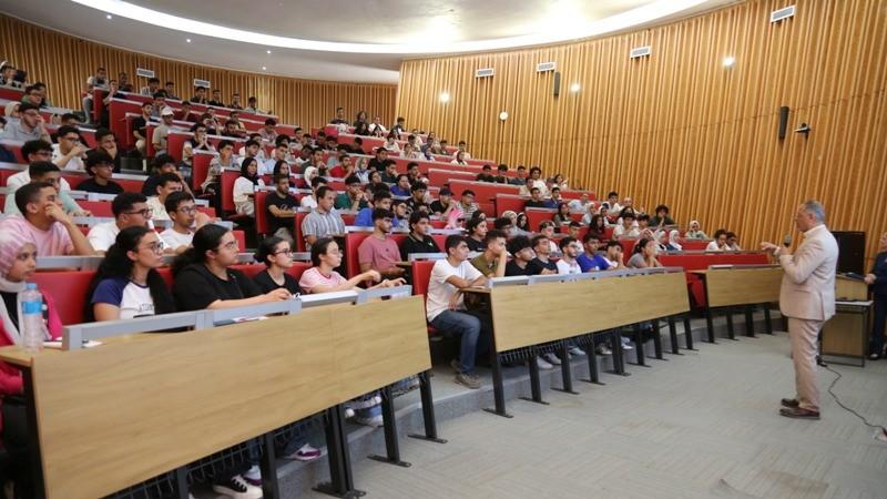 الجامعة المصرية اليابانية تستقبل أكثر من 1000 طالب في اختبارات القبول للعام الجديد.. صور