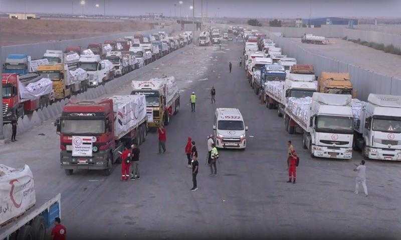 شاحنات المساعدات المصرية تصطف تمهيدًا لدخولها قطاع غزة