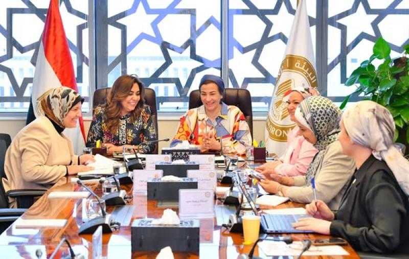 منال عوض وياسمين فؤاد تباشران إجراءات تسليم ملفات «البيئة»