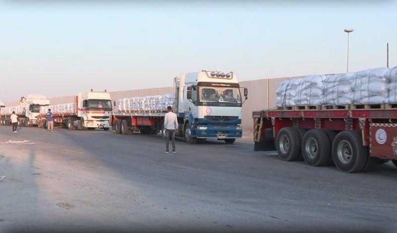في أعقاب ”هدنة الاحتلال”.. إدخال شاحنات المساعدات إلى معبر كرم أبو سالم تمهيدًا لإيصالها للفسطينيين في قطاع غزة