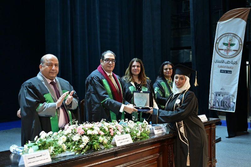 رئيس جامعة القاهرة يشهد تخريج الدفعة 97 من الطلاب الوافدين بكلية طب الأسنان |صور