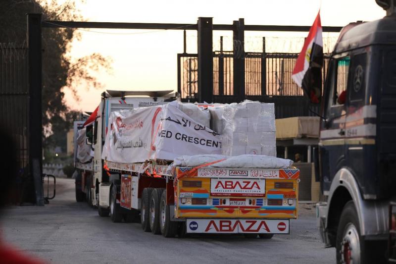 محتويات قافلة الهلال الأحمر المصري «زاد العزة» المتجهة إلى غزة في يومها الثاني| صور