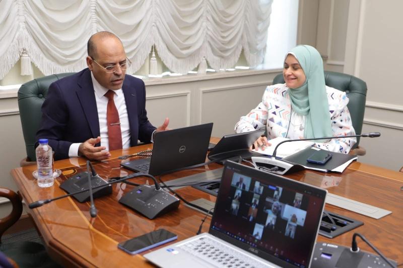 وزير العمل يوجه أعضاء مكاتب التمثيل العمالي بالخارج بتوفير فرص عمل للشباب المصري والتواصل الميداني مع ”العاملين بالخارج”
