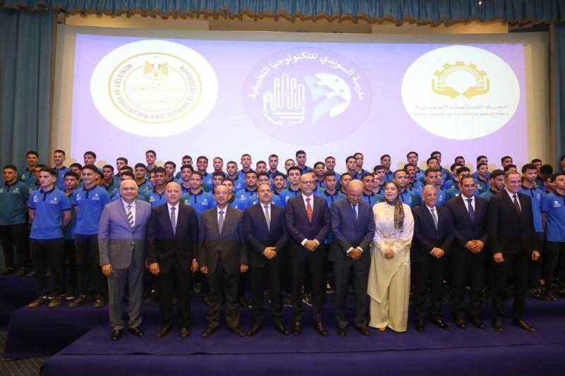 وزير العمل يُشارك في حفل تخرج الدفعة الرابعة لطلاب مدرسة السويدي للتكنولوجيا
