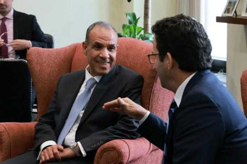 وزير الخارجية والهجرة يلتقي السيناتور ”برايان شاتز” بمجلس الشيوخ الأمريكي