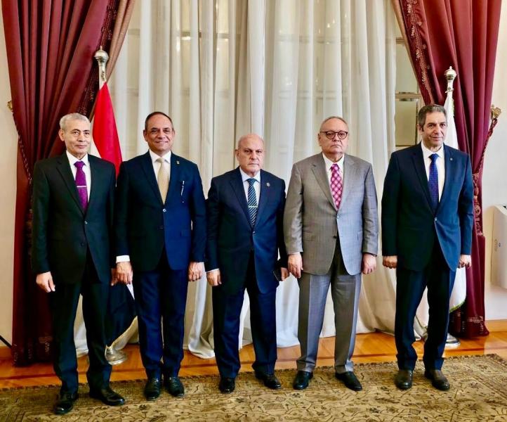 رئيس النيابة الإدارية يزور رئيس مجلس الدولة للتهنئة بمناسبة توليه مهام منصبه رئيسًا للمجلس