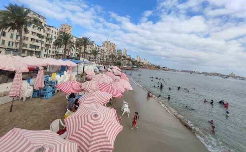 الإسكندرية: رفع الراية الخضراء بشواطئ القطاع الشرقي ومنع النزول إلى البحر في الغربي