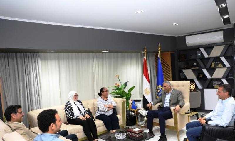 محافظ أسوان: بدء إعداد خطة التطوير المؤسسي للقيادات والعاملين بالمحليات