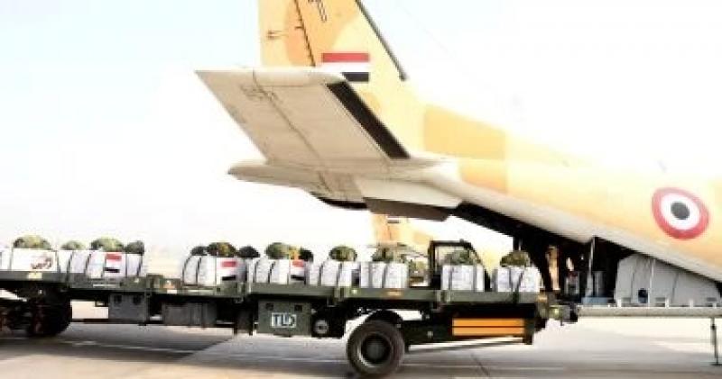 مصر تسقط أطنان من المساعدات جواً على قطاع غزة