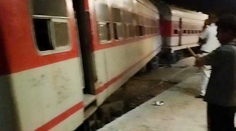 عودة حركة القطارات بمدينة السنطة لطبيعتها بعد رفع القطار على القضبان