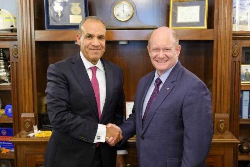 وزير الخارجية يلتقي عضو لجنة العلاقات الخارجية بمجلس الشيوخ الأمريكي