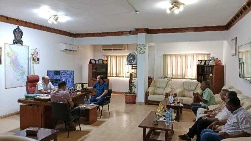 محافظ البحر الأحمر يوجه بدعم التوسع الأخضر بمدينة القصير