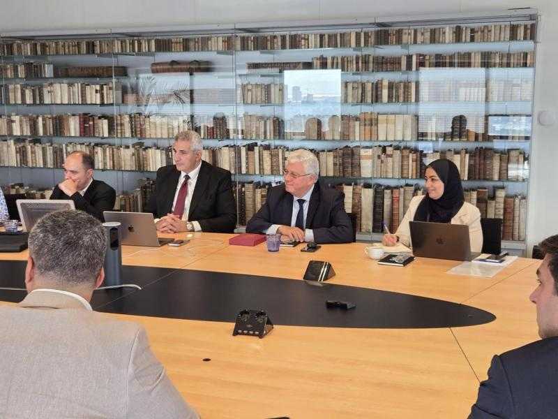 وزير التعليم العالي يزور مقر ”إلسيفير” في أمستردام لتعزيز التعاون مع بنك المعرفة المصري