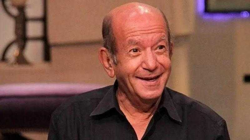 أشرف زكي وأسامة منير يودعان لطفي لبيب في جنازته