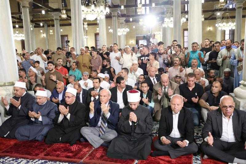 وزير الأوقاف يؤدي صلاة الجمعة بمسجد الإمام الحسين بحضور محافظ القاهرة