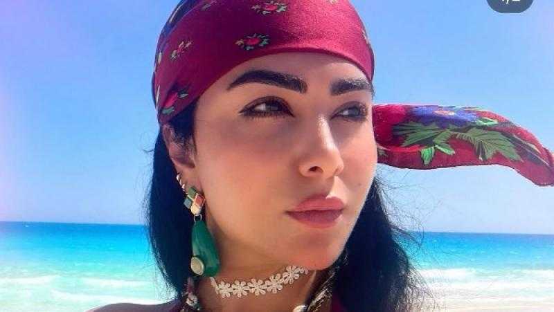 ميريهان حسين تخطف الأنظار على الشاطئ