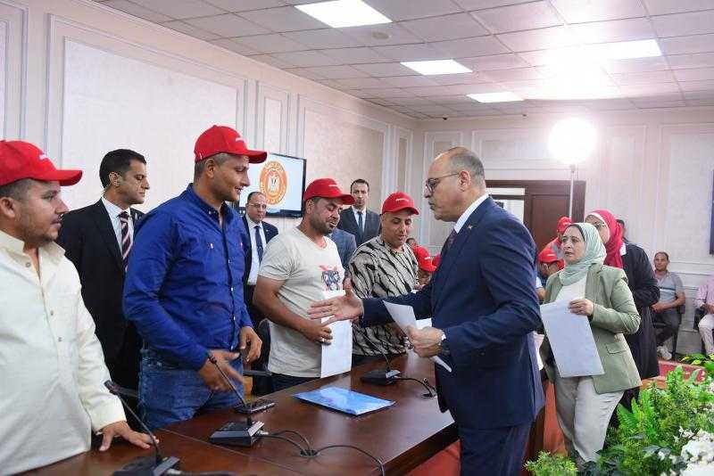 وزير العمل يُسلم عقود عمل جديدة لعمال اجتازوا الاختبارات فى البوسنة والهرسك