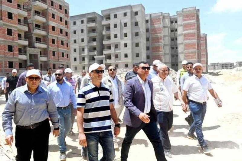 وزير الإسكان يتفقد وحدات المبادرة الرئاسية ”سكن لكل المصريين” والطرق ببرج العرب الجديدة