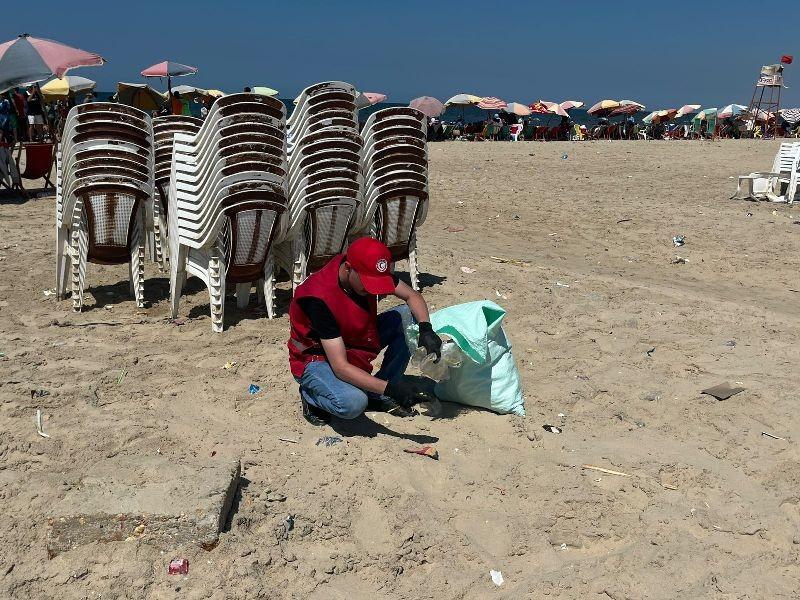 500 كيلو مخلفات بلاستيكية حصيلة حملة تطوعية لتنظيف شاطئ جمصة بالدقهلية