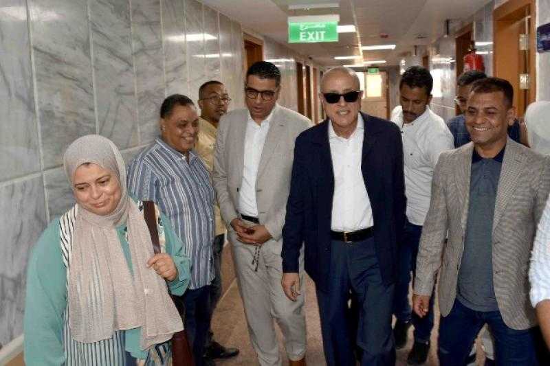 محافظ الأقصر يتفقد وحدة طب الأسرة بالبياضية.. صور