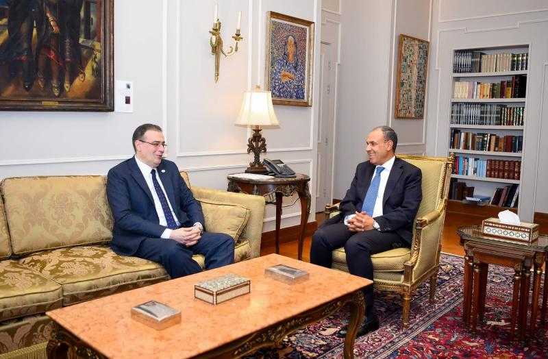 وزير الخارجية يبحث مع رئيس الجهاز المركزي للتنظيم والإدارة سبل تعزيز التعاون